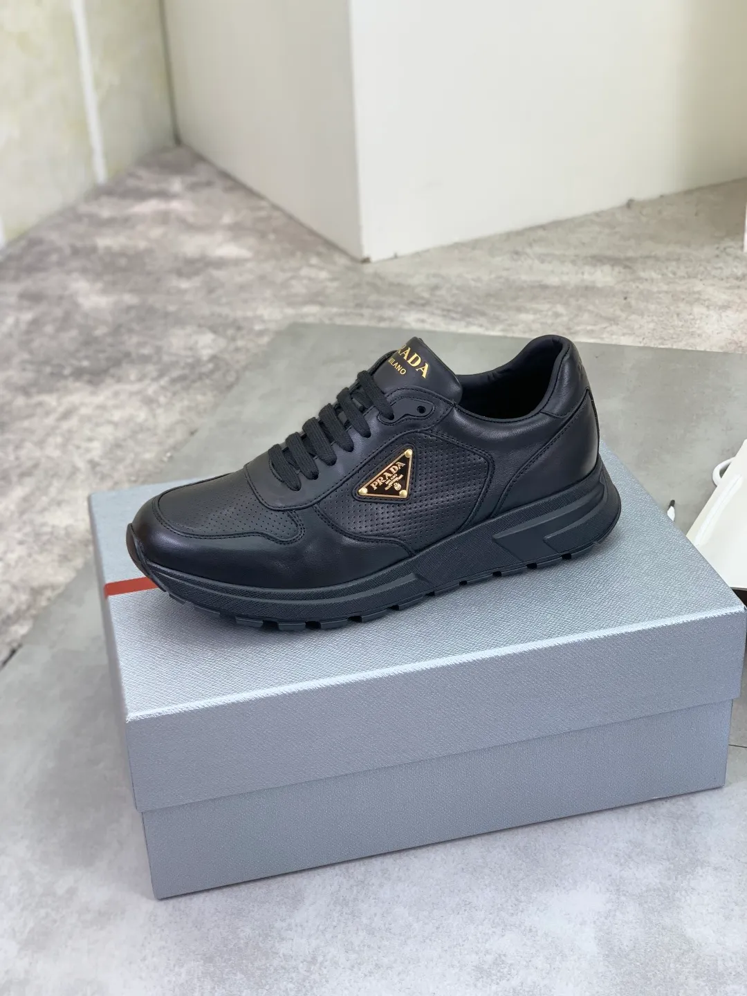 Men's shoes 💰P580💰 [New style] High version official website popular models are on the market, 🆘 Trendy brand (Prada) mainly promotes popular models, avant-garde and versatile fashion men's shoes private version mold opening, cowhide surface splicing 1:1.. Fashionable and simple, original imported cowhide lining cowhide feet; the atmosphere and personality are more fashionable, eye-catching and pursuing class. It will subvert the old idea and be a must-have for fashion trendsetters with you! Must keep it for yourself! Tall and comfortable, large and low, high-end quality workmanship. Size: 38-45; 5️⃣ colors available.